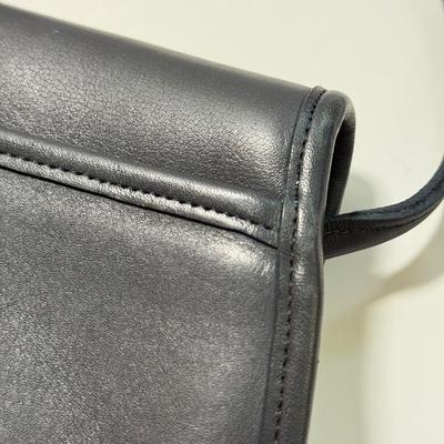 LOT 131K: Vintage Coach Leather Hand Bag
