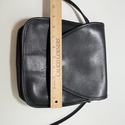 LOT 131K: Vintage Coach Leather Hand Bag