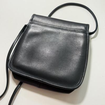 LOT 131K: Vintage Coach Leather Hand Bag