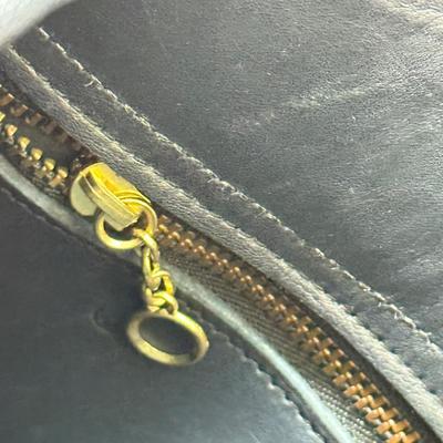 LOT 131K: Vintage Coach Leather Hand Bag