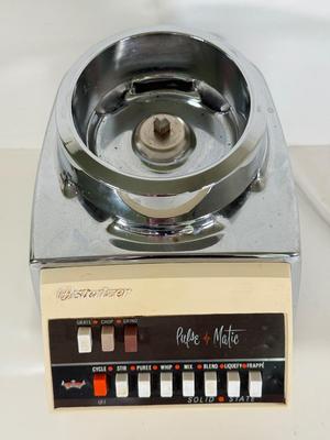 LOT 138K: Vintage Osterizer Pulse-Matic Blender w/ Mini Jars