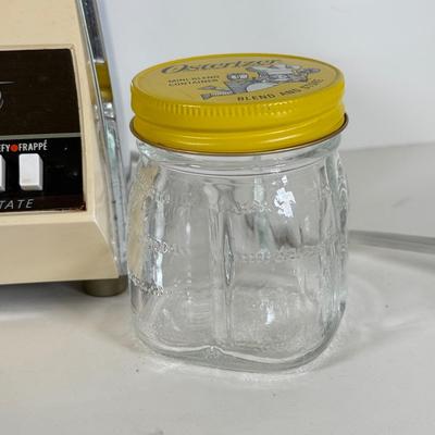 LOT 138K: Vintage Osterizer Pulse-Matic Blender w/ Mini Jars