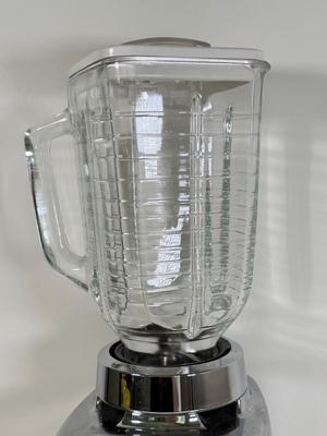 LOT 138K: Vintage Osterizer Pulse-Matic Blender w/ Mini Jars