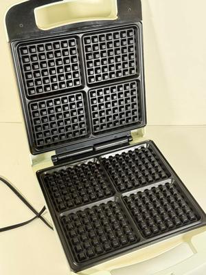 LOT 185K: George Foreman Grill GR10B & Toastmaster Waffle Maker 287