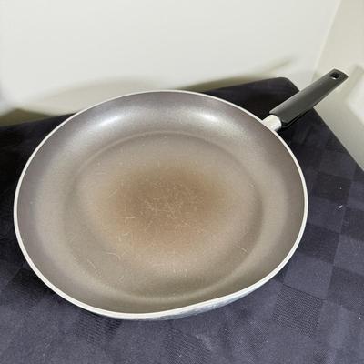 LOT 187K: Kitchen Pans: Calphalon & More