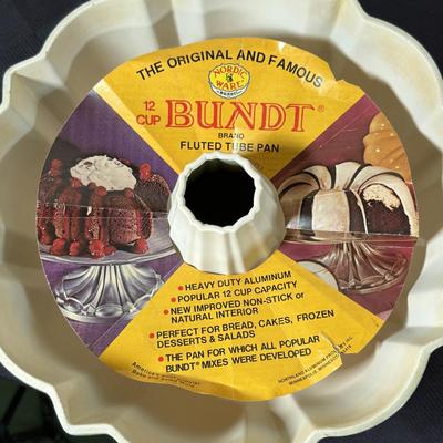 LOT 189K: Baking Collection: Nordic Ware Bundt Pan, Pyrex Dishes, Pampered Chef Measuring Cups & More
