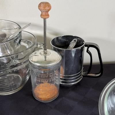 LOT 189K: Baking Collection: Nordic Ware Bundt Pan, Pyrex Dishes, Pampered Chef Measuring Cups & More