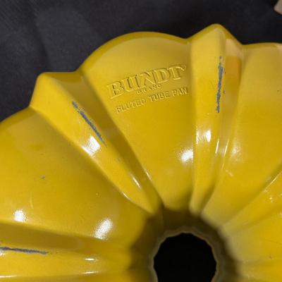 LOT 189K: Baking Collection: Nordic Ware Bundt Pan, Pyrex Dishes, Pampered Chef Measuring Cups & More