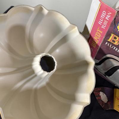 LOT 189K: Baking Collection: Nordic Ware Bundt Pan, Pyrex Dishes, Pampered Chef Measuring Cups & More