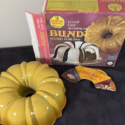 LOT 189K: Baking Collection: Nordic Ware Bundt Pan, Pyrex Dishes, Pampered Chef Measuring Cups & More