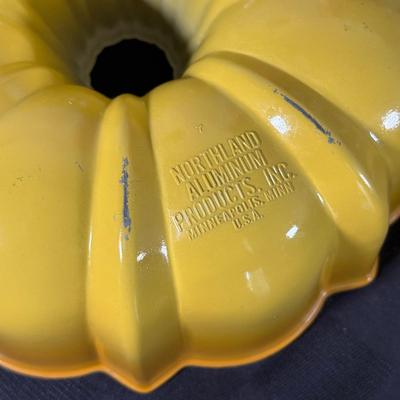 LOT 189K: Baking Collection: Nordic Ware Bundt Pan, Pyrex Dishes, Pampered Chef Measuring Cups & More