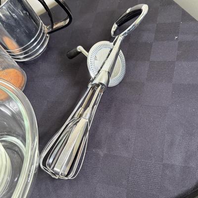 LOT 189K: Baking Collection: Nordic Ware Bundt Pan, Pyrex Dishes, Pampered Chef Measuring Cups & More
