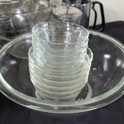 LOT 189K: Baking Collection: Nordic Ware Bundt Pan, Pyrex Dishes, Pampered Chef Measuring Cups & More