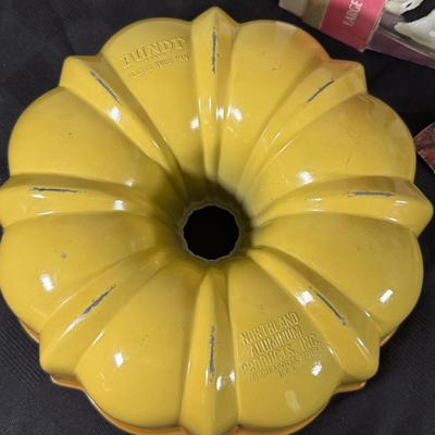 LOT 189K: Baking Collection: Nordic Ware Bundt Pan, Pyrex Dishes, Pampered Chef Measuring Cups & More