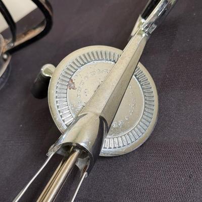 LOT 189K: Baking Collection: Nordic Ware Bundt Pan, Pyrex Dishes, Pampered Chef Measuring Cups & More
