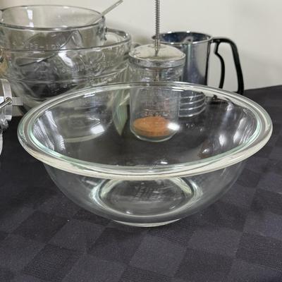 LOT 189K: Baking Collection: Nordic Ware Bundt Pan, Pyrex Dishes, Pampered Chef Measuring Cups & More