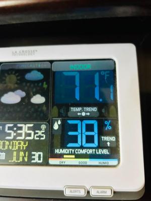 LACROSSE TECHNOLOGIES INDOOR/OUTDOOR WEATHER STATION