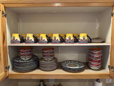 COLORFUL DINNERWARE