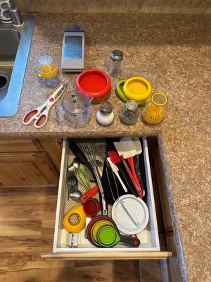 KITCHEN UTENSILS AND SHAKERS