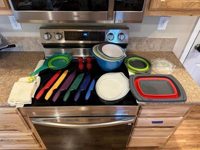 SET OF CUISINART CUTLERY, MIXING BOWLS AND MORE