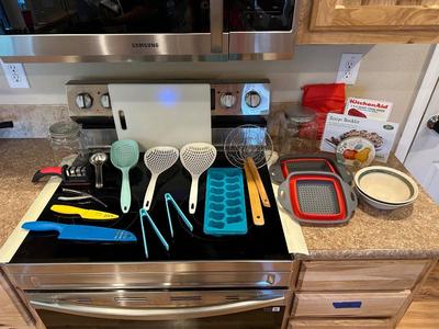A GREAT COLLECTION OF KITCHEN ITEMS