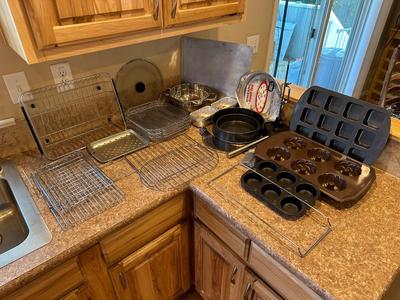 LARGE ASSORTMENT OF BAKEWARE