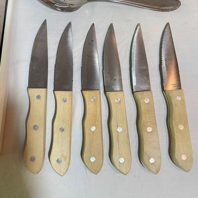 8 Person Hampton Forge Signature Flatware Set plus Steak Knives (K-SS)
