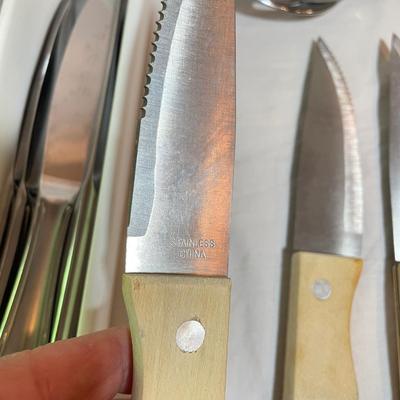 8 Person Hampton Forge Signature Flatware Set plus Steak Knives (K-SS)