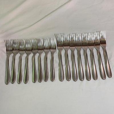 8 Person Hampton Forge Signature Flatware Set plus Steak Knives (K-SS)