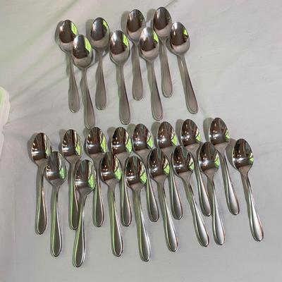 8 Person Hampton Forge Signature Flatware Set plus Steak Knives (K-SS)