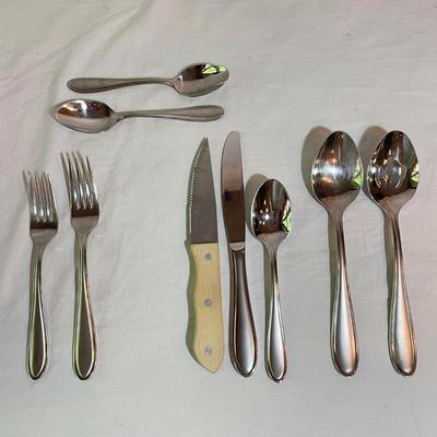 8 Person Hampton Forge Signature Flatware Set plus Steak Knives (K-SS)