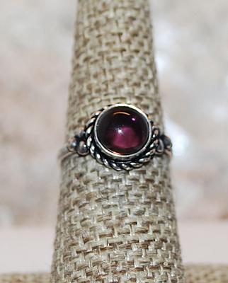Size 7½ Marked .925 Translucent PURPLE Cabochon Stone Ring with Rope Surround & Triple Knob Accents on a Silver Band (2.4g)