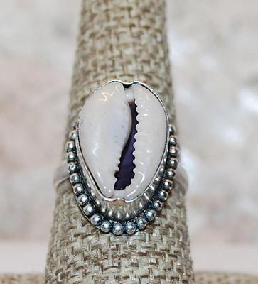 Size 8 Marked .925 COWRIE SHELL Ring with Single Row of Globes Surround on a Silver Band (6.5g)