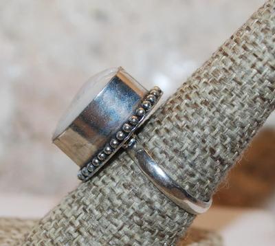 Size 9 Marked .925 COWRIE SHELL Ring with Single Row of Globes Surround on a Silver Band (6.5g)