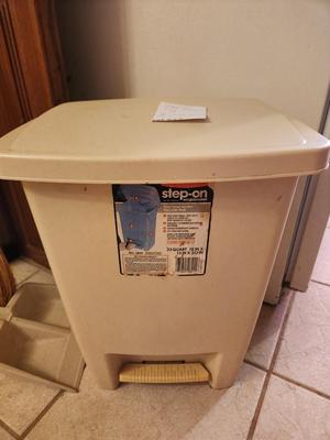 Trashcan w/ Flip Up Lid