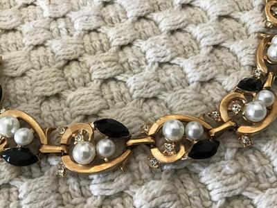 Beautiful Vintage Necklace Black stone Rhine Faux Pearl Gold Tone Collar Necklace