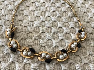 Beautiful Vintage Necklace Black stone Rhine Faux Pearl Gold Tone Collar Necklace