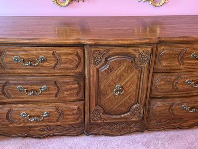 Sale Photo Thumbnail #147: Please see all pictures as they are the best representation of the items. The pictures show condition and what is included in the lot. All items unless noted, are pre-owned and have been used. *If you purchase furniture, you MUST bring help. We do not all
