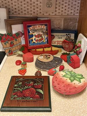 Sale Photo Thumbnail #186: Please see all pictures as they are the best representation of the items. The pictures show condition and what is included in the lot. All items unless noted, are pre-owned and have been used. *If you purchase furniture, you MUST bring help. We do not all
