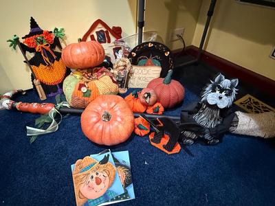 Sale Photo Thumbnail #195: Please see all pictures as they are the best representation of the items. The pictures show condition and what is included in the lot. All items unless noted, are pre-owned and have been used. *If you purchase furniture, you MUST bring help. We do not all