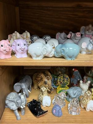 Sale Photo Thumbnail #225: Please see all pictures as they are the best representation of the items. The pictures show condition and what is included in the lot. All items unless noted, are pre-owned and have been used. *If you purchase furniture, you MUST bring help. We do not all