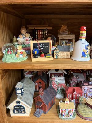 Sale Photo Thumbnail #233: Please see all pictures as they are the best representation of the items. The pictures show condition and what is included in the lot. All items unless noted, are pre-owned and have been used. *If you purchase furniture, you MUST bring help. We do not all
