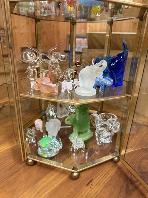Sale Photo Thumbnail #239: Please see all pictures as they are the best representation of the items. The pictures show condition and what is included in the lot. All items unless noted, are pre-owned and have been used. *If you purchase furniture, you MUST bring help. We do not all