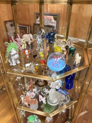 Sale Photo Thumbnail #238: Please see all pictures as they are the best representation of the items. The pictures show condition and what is included in the lot. All items unless noted, are pre-owned and have been used. *If you purchase furniture, you MUST bring help. We do not all