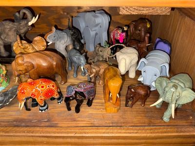 Sale Photo Thumbnail #242: Please see all pictures as they are the best representation of the items. The pictures show condition and what is included in the lot. All items unless noted, are pre-owned and have been used. *If you purchase furniture, you MUST bring help. We do not all