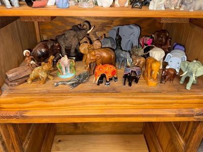 Sale Photo Thumbnail #240: Please see all pictures as they are the best representation of the items. The pictures show condition and what is included in the lot. All items unless noted, are pre-owned and have been used. *If you purchase furniture, you MUST bring help. We do not all
