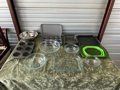 MIXING BOWLS, BAKING DISH AND BAKEWARE