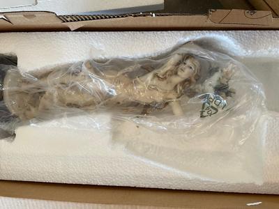 Armani Figure - Lilacs and Roses Girl with Flowers 0882-C with box