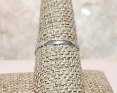 Size 9 Marked .925 Translucent PURPLE Cabochon Stone Ring with Rope Surround & "Curly Q" Accents on a Silver Band (2.1g)