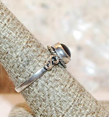 Size 9 Marked .925 Translucent PURPLE Cabochon Stone Ring with Rope Surround & "Curly Q" Accents on a Silver Band (2.1g)